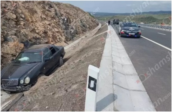 Ավտովթար՝ Արագածոտնի մարզում․ «Mercedes»-ը դուրս է եկել ճանապարհի երթևեկելի գոտուց